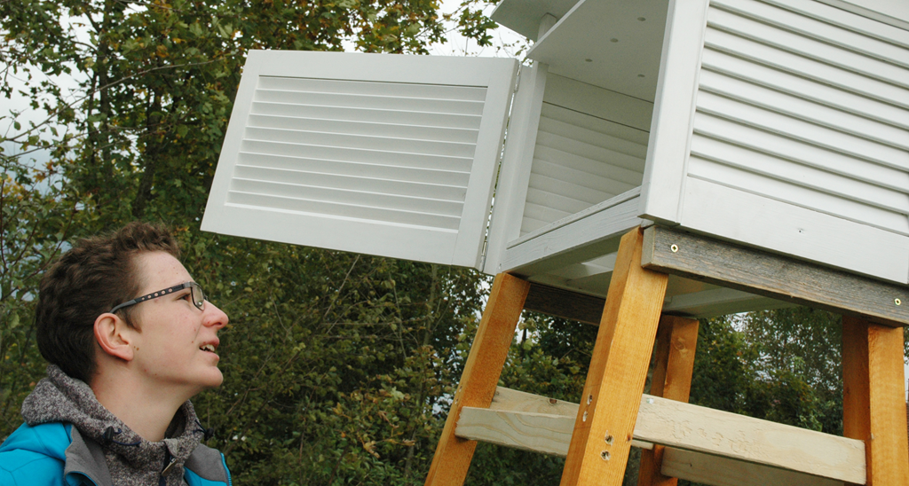 Paul Stöttinger neben einer Wetterhütte, im Hintergrund Bäume